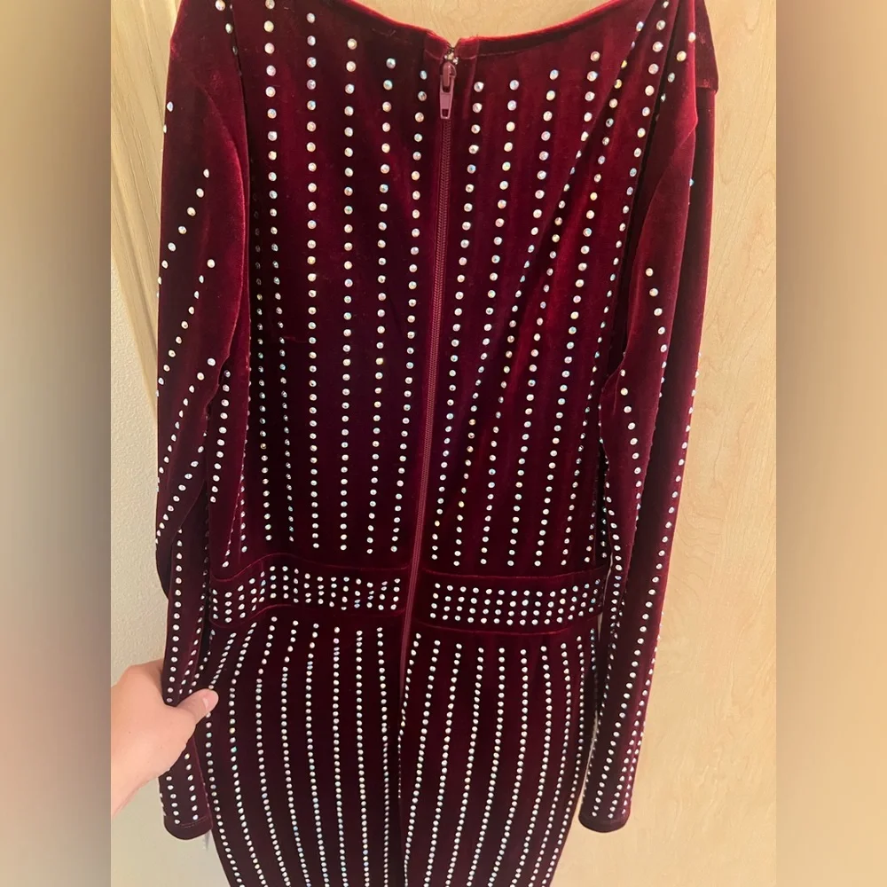 Windsor dress. Size Small. Color: Burgundy. Velvet material. - Picture 4 of 4